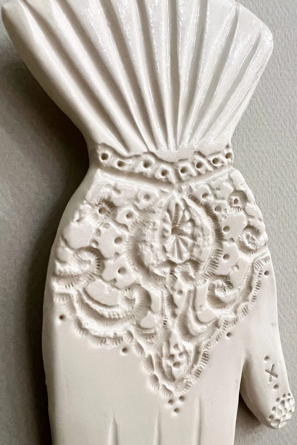 Biankaléone Main à pointe de dentelle bijou de mur 7,5x17,5 cm