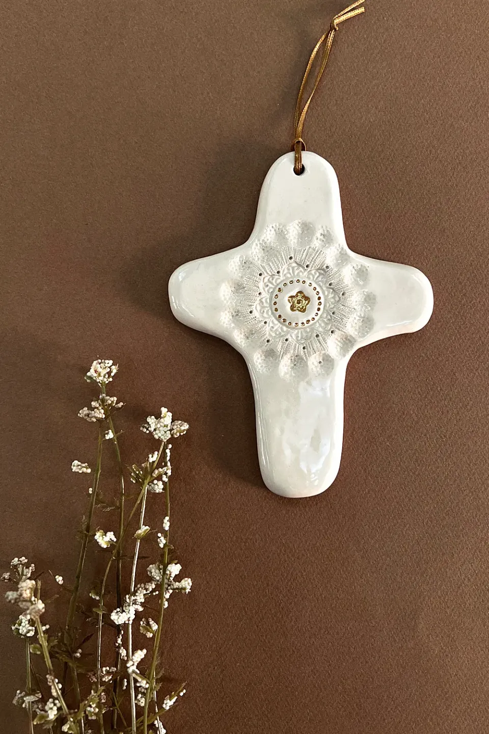 Biankaléone Petite fleur d'or croix murale 10,5 x 13,5 cm