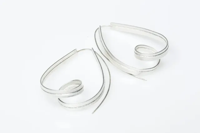 Galerie Kara Volutes boucles d'oreilles argent
