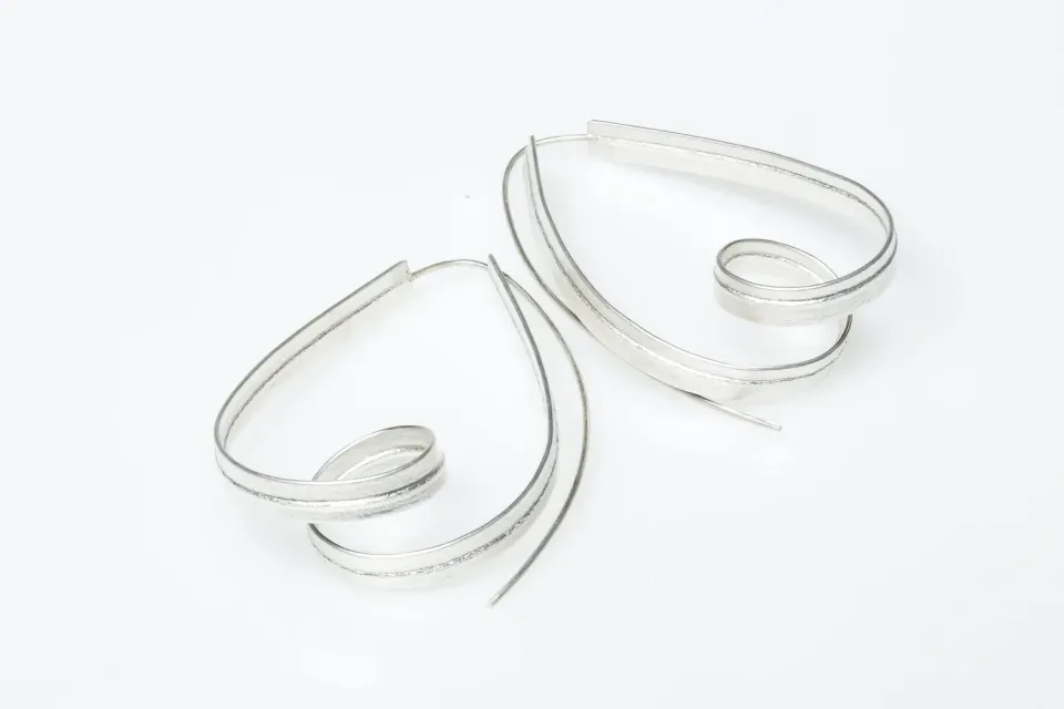 Galerie Kara Volutes boucles d'oreilles argent