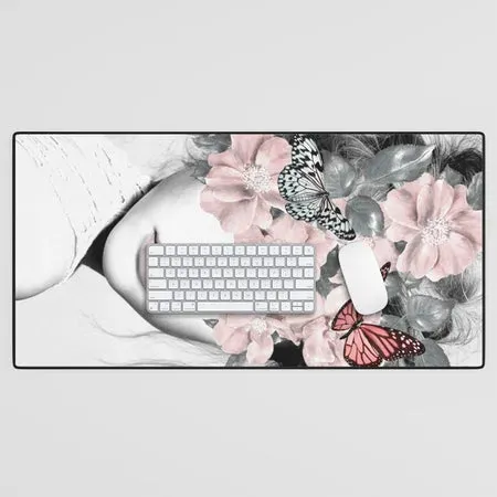 Society6 WOMAN WITH FLOWERS 10 tapis de bureau floral