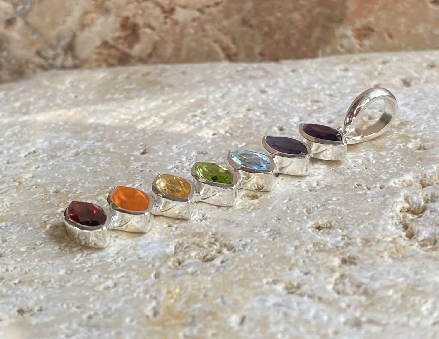 Galerie Kara Chakras pendentif pierres multicolores argent sterling bien-être
