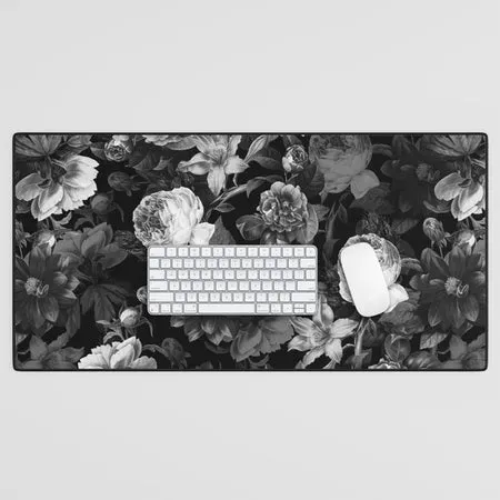 Society6 Black Forest tapis de bureau roses noir blanc