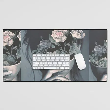 Society6 Inner Garden tapis de bureau visage fleurs