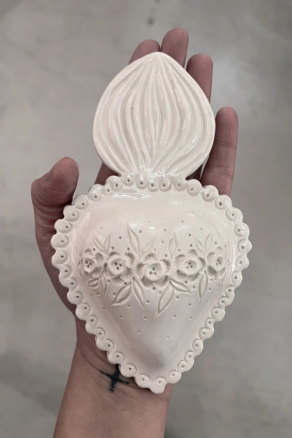 Biankaléone Ex-voto bombé couronne fleurie 10 x 17 cm