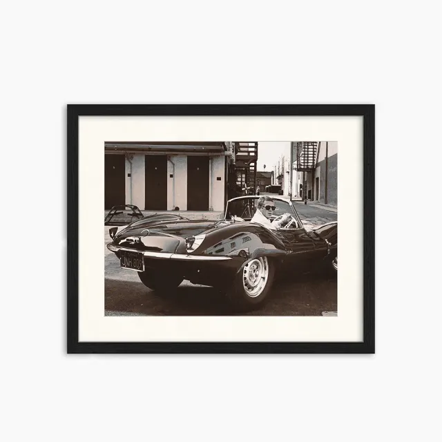 Any Image Steve McQueen in his Jaguar photo encadrée noir et blanc