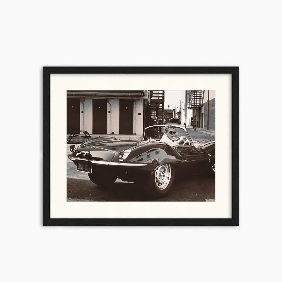 Any Image Steve McQueen in his Jaguar photo encadrée noir et blanc