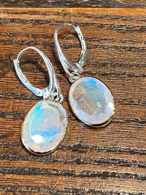 Galerie Kara boucles d’oreilles en argent et labradorite blanche