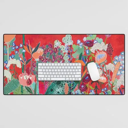 Society6 Floral Jungle on Red tapis de bureau rouge proteas