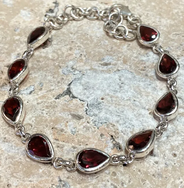 Galerie Kara Tanuj Shivahare bracelet grenat argent
