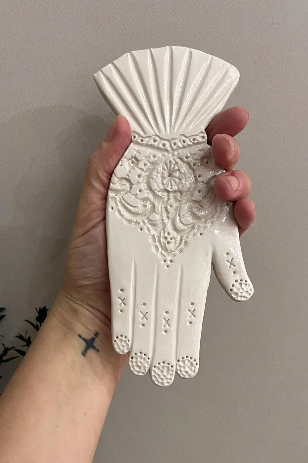 Biankaléone Main à pointe de dentelle bijou de mur 7,5x17,5 cm