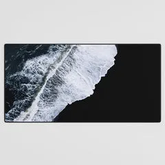 Society6 Waves Crashing Black Sand Beach tapis de bureau