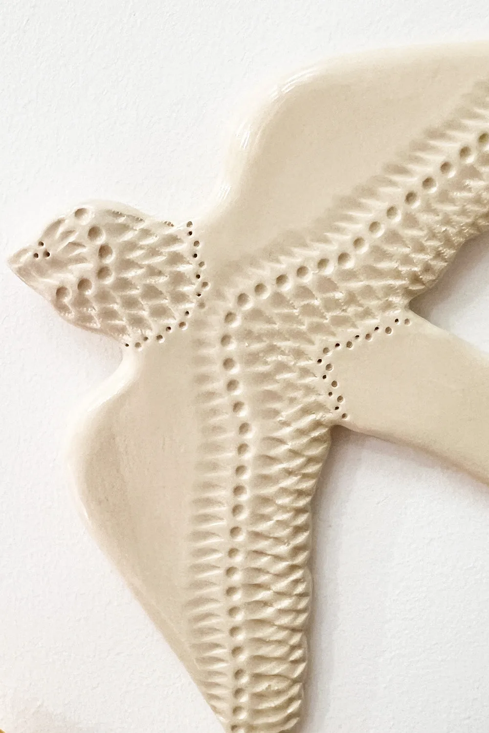 Biankaléone Hirondelle au fin décor 17x19 cm