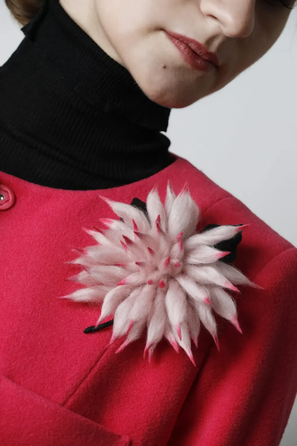 Galerie Kara Dalhila broche textile d’Isabelle Mariana
