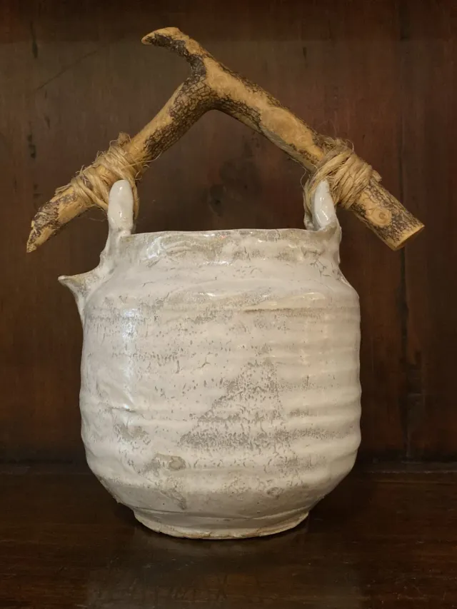 Galerie Kara Pot Aline Monod grès blanc anse buis fait main