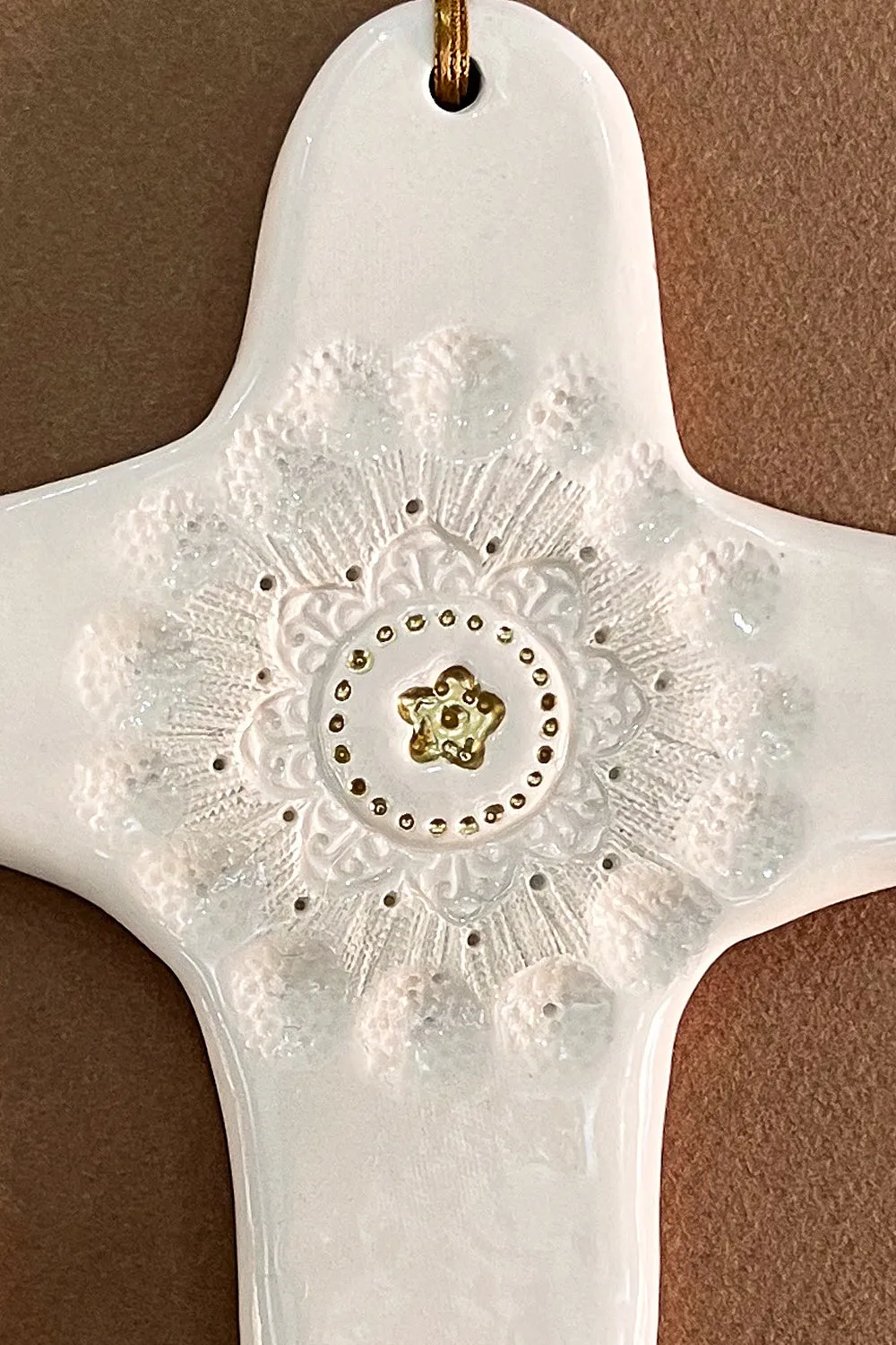 Biankaléone Petite fleur d'or croix murale 10,5 x 13,5 cm