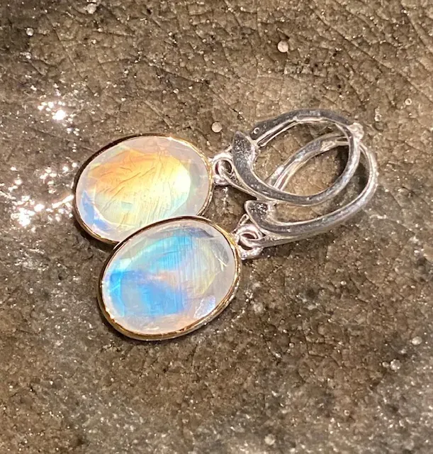 Galerie Kara boucles d’oreilles en argent et labradorite blanche