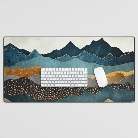 Society6 Amber Dusk tapis de bureau montagnes soleil