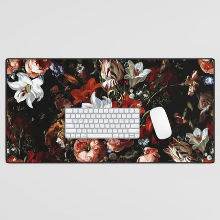 Society6 Night Garden XXXVIII tapis de bureau fleurs fond noir