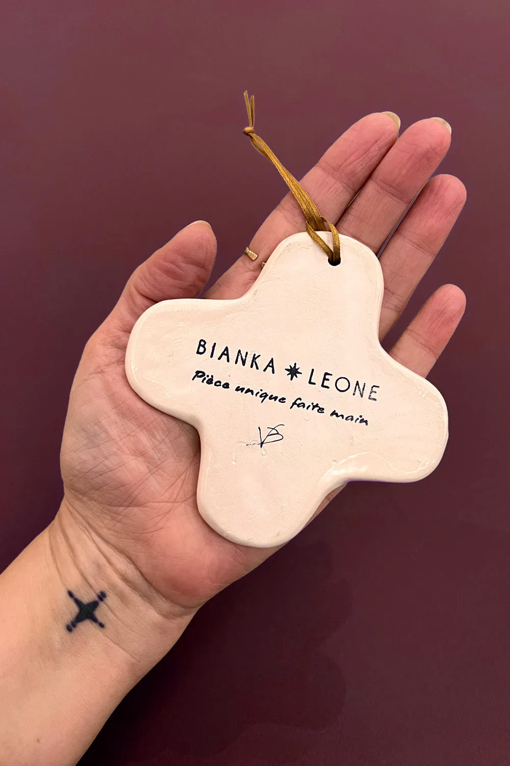 Biankaléone Petite croix à l'étoile d'or décoration murale