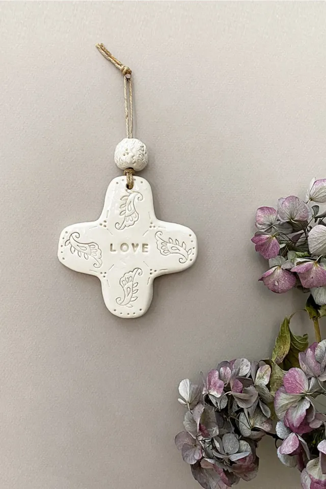 Biankaléone Jolie croix Love à la perle 10x10 cm