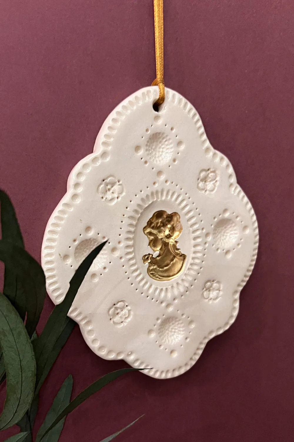 Biankaléone Talisman au camée d'or mural 9,5 x 11,5 cm