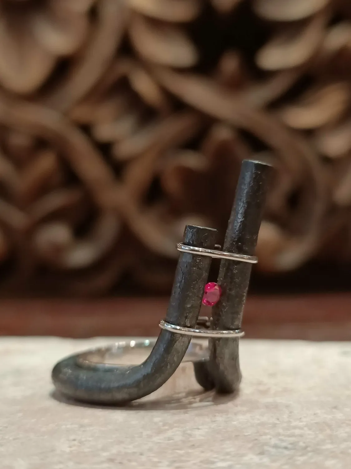 Galerie Kara bague fer forgé argent spinelle Marianne Anselin