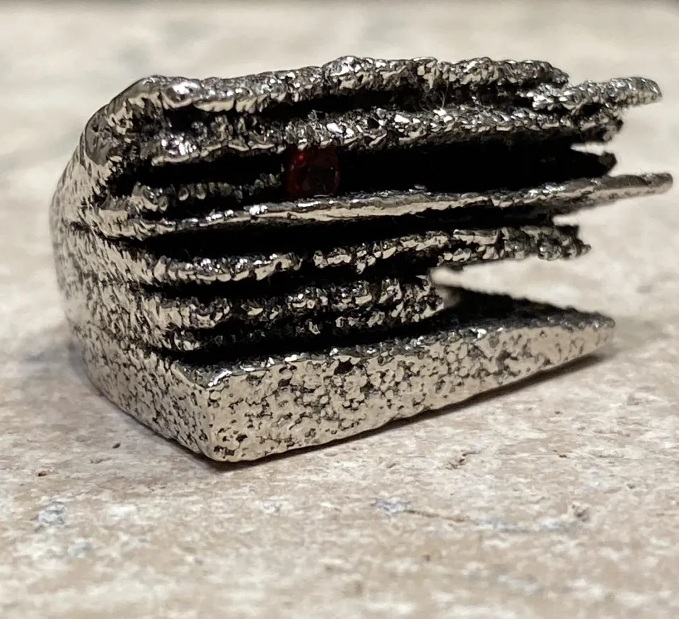 Galerie Kara Strates bague en argent et grenat
