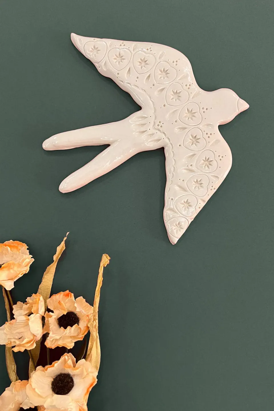 Biankaléone Hirondelle guirlande de coeurs décor mural 16,5x18,5 cm