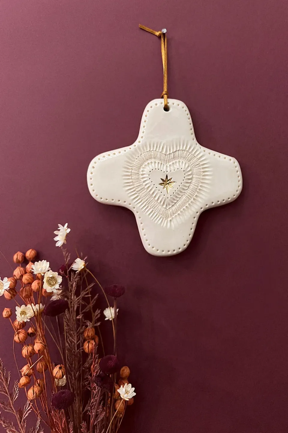 Biankaléone Petite croix à l'étoile d'or décoration murale