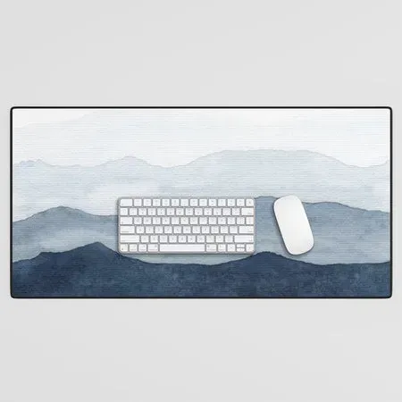 Society6 Indigo Watercolor Mountains tapis de bureau bleu