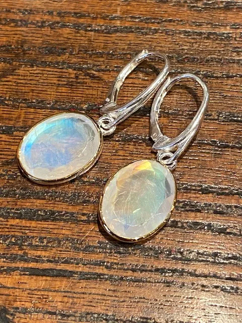Galerie Kara boucles d’oreilles en argent et labradorite blanche