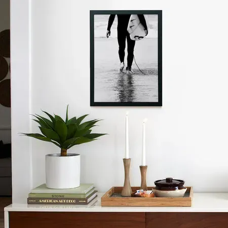 Society6 Catch a Wave 3 affiche encadrée surf noir blanc