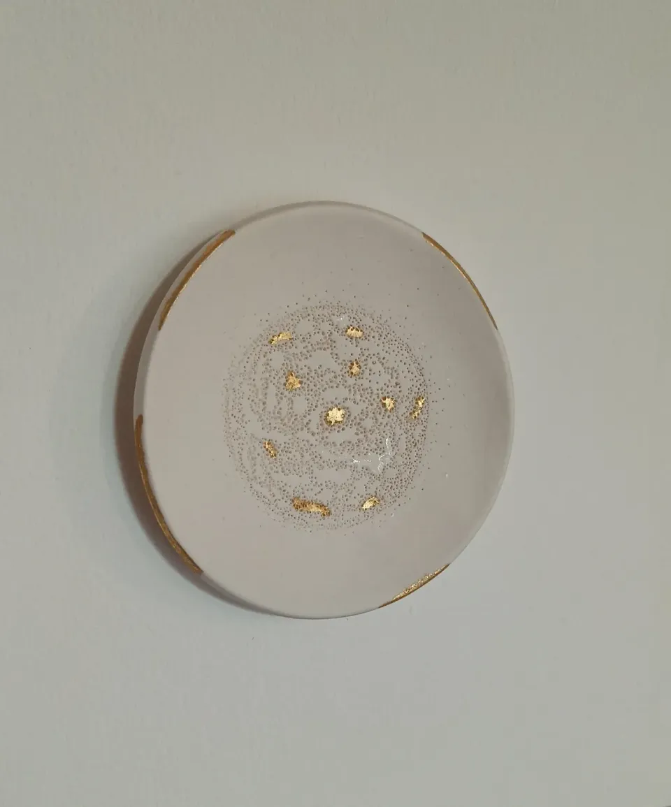 Sandrine Ramona Cosmos 2 tableau porcelaine dorée