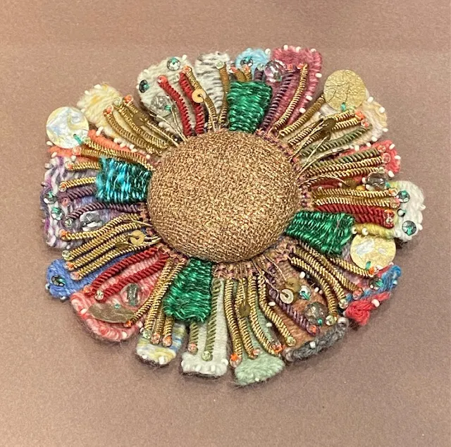 Galerie Kara Eolia broche textile Isabelle Mariana