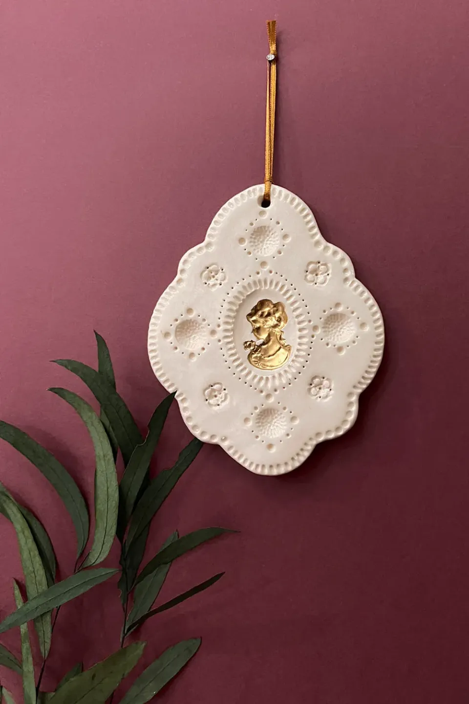 Biankaléone Talisman au camée d'or mural 9,5 x 11,5 cm