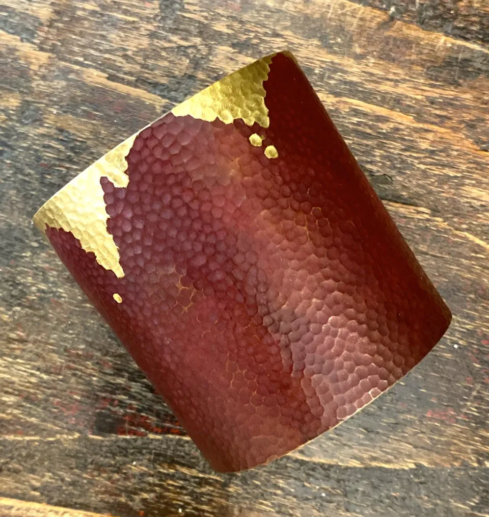 Galerie Kara bracelet bronze martelé patiné Alix Girard