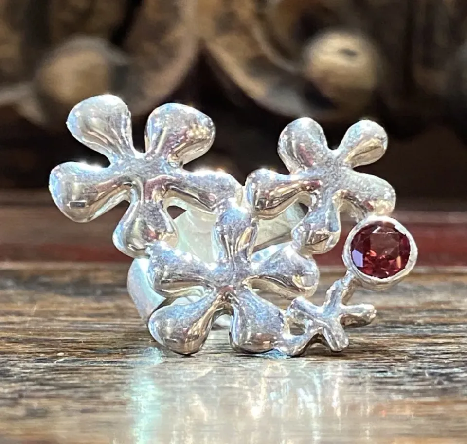 Galerie Kara Marguerite bague grenat argent sterling