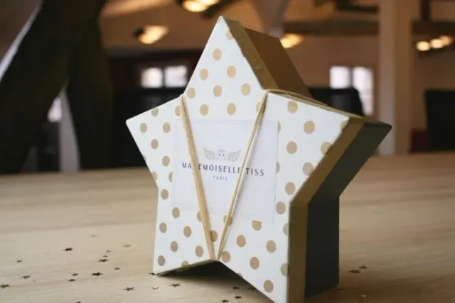 Mademoiselle Tiss Box Cadeau tête de lit