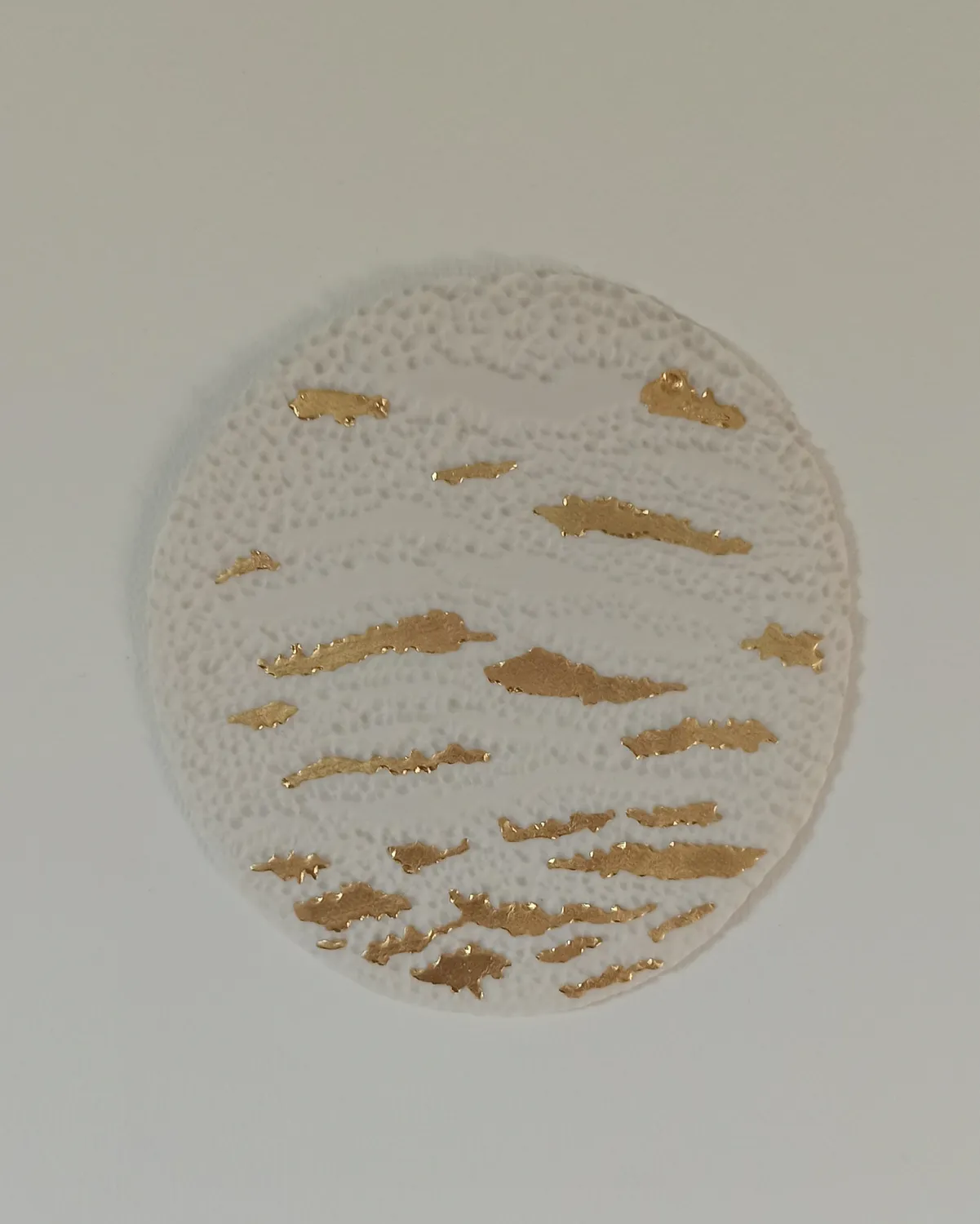 Sandrine Ramona Aqua tableau de porcelaine feuille d'or 22 carats