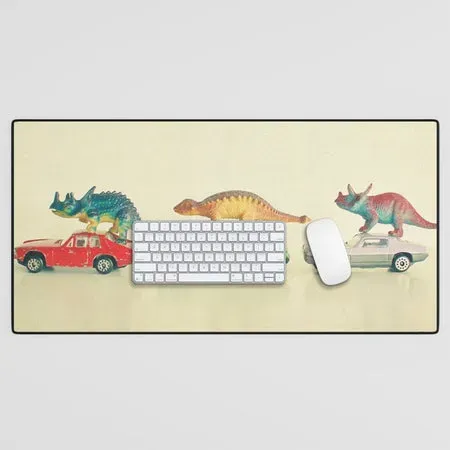 Society6 Dinosaurs Ride Cars tapis de bureau illustré