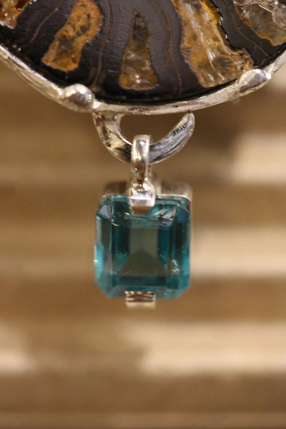 Galerie Kara broche argent ammonite tourmalines