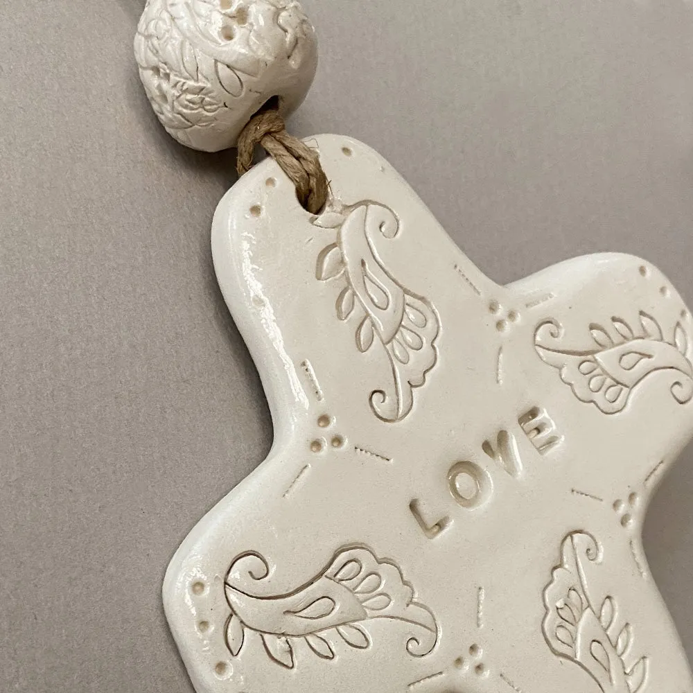 Biankaléone Jolie croix Love à la perle 10x10 cm