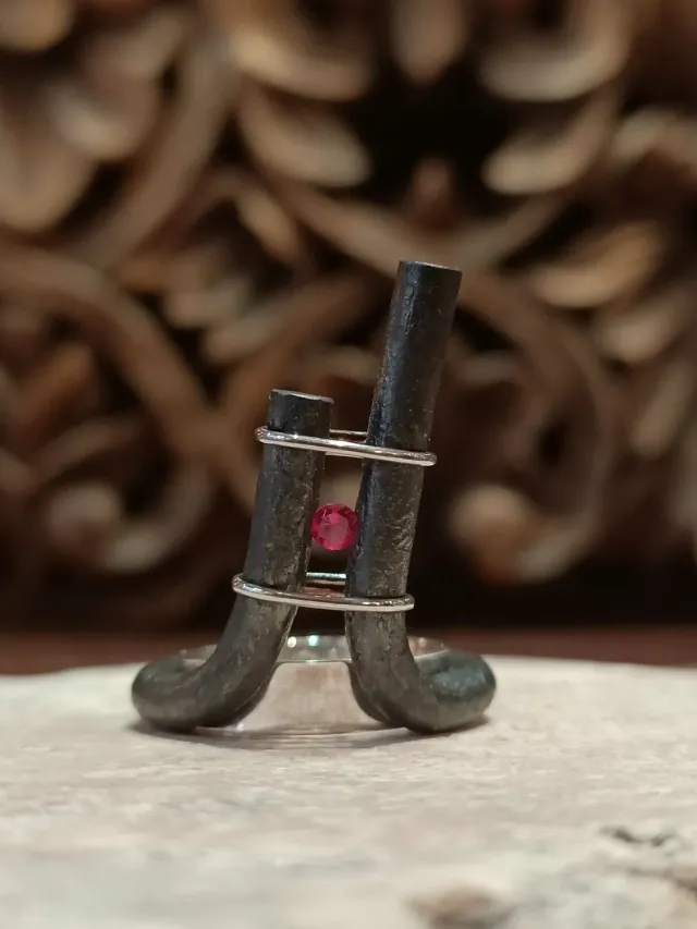 Galerie Kara bague fer forgé argent spinelle M Anselin