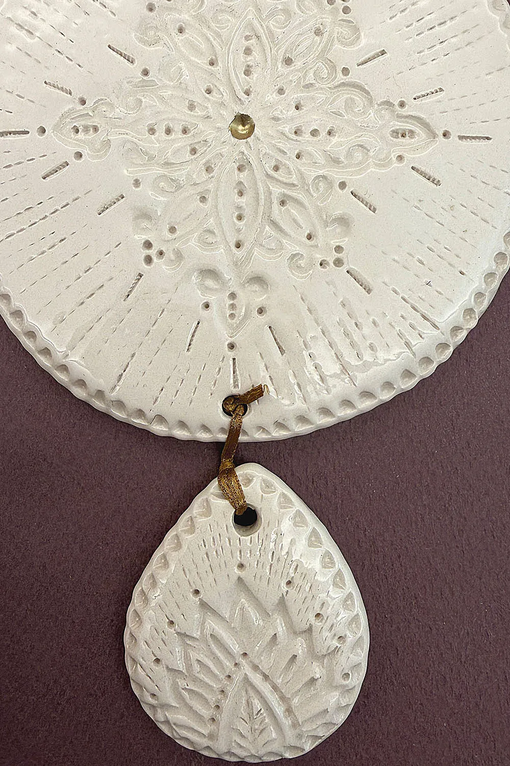 Biankaléone Talisman au point d'or décoration murale