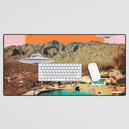 Society6 They've Arrived UFO tapis de bureau rétro