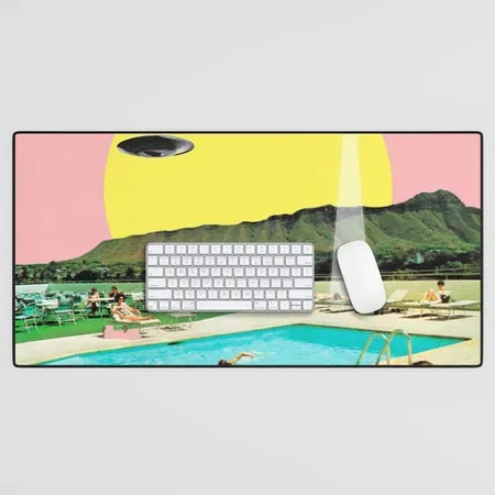 Society6 Invasion on Vacation tapis de bureau ovni rétro