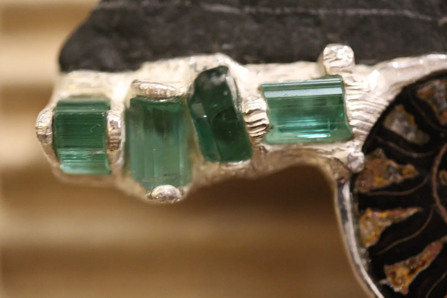 Galerie Kara broche argent ammonite tourmalines