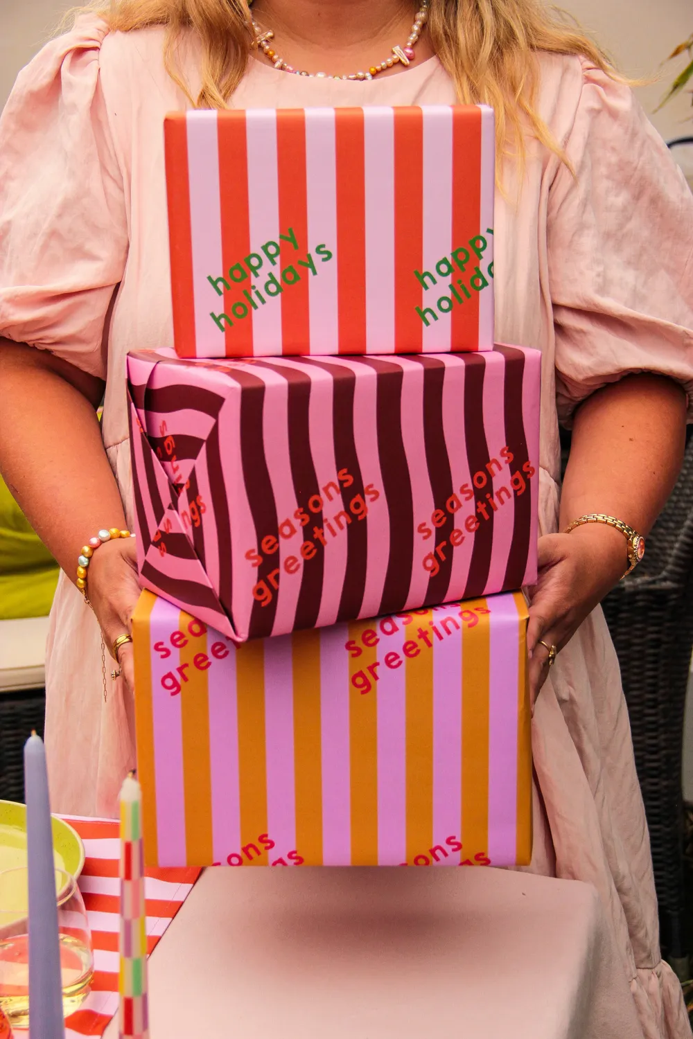 Maddison Ball Happy Holidays papier cadeau rayé