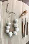 Biankaléone Grand collier de perles décoration murale 33 cm